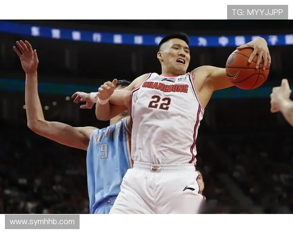 41岁老爸竟单挑把篮板掰碎